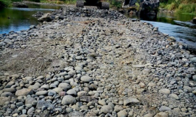 Decomisan retroexcavadora que sacaba arena sin permiso del río Tempisque