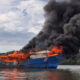 Guardacostas y Bomberos atendieron un incendio en pleno estero de Puntarenas