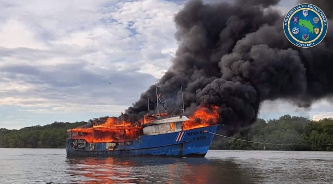 Guardacostas y Bomberos atendieron un incendio en pleno estero de Puntarenas