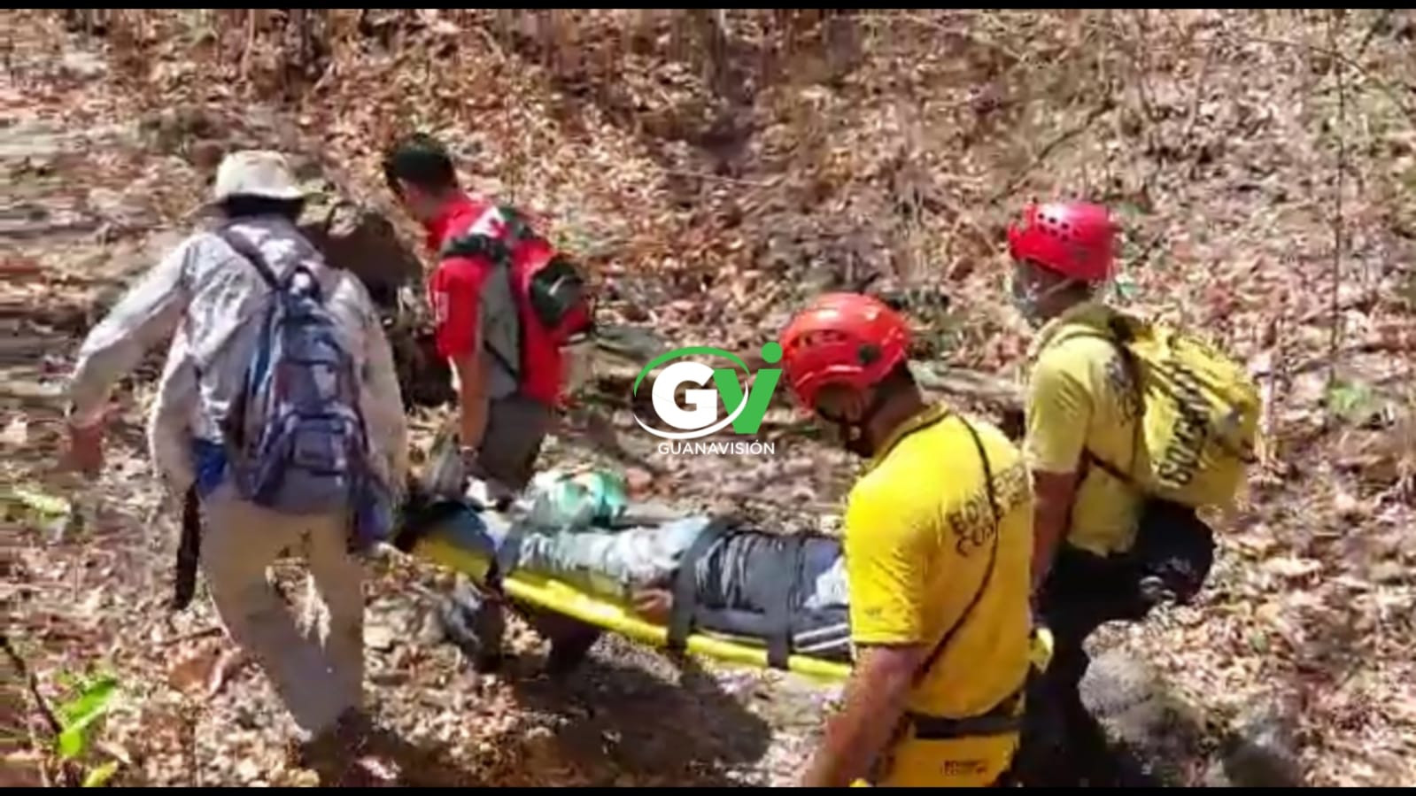 Rescatan hombre al que le cayó una piedra encima cuando combatía incendios en montañas de Nicoya